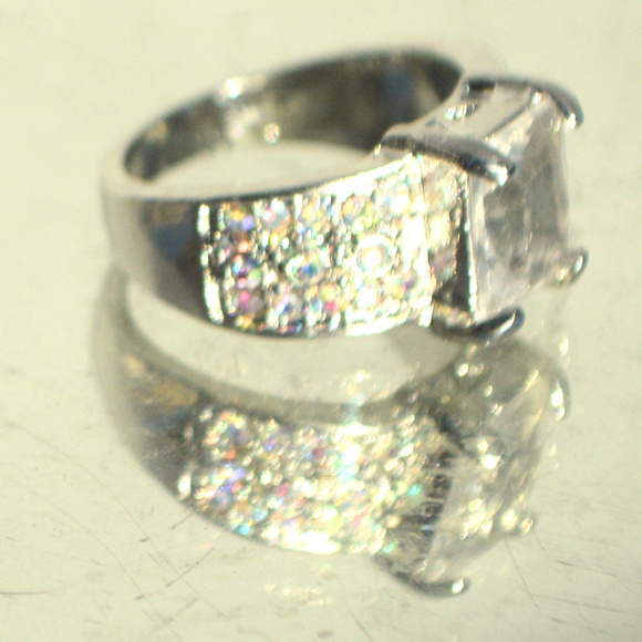 Rainbow Crystal 18k White Gold Topaz Size 8 Ring - Picture 3 of 6
